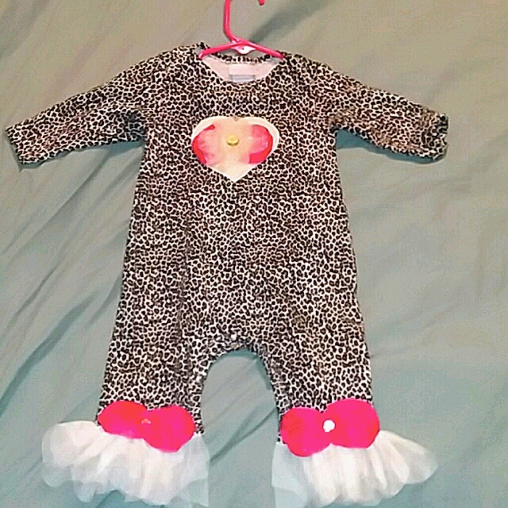 Nwt cute leopard print onesie